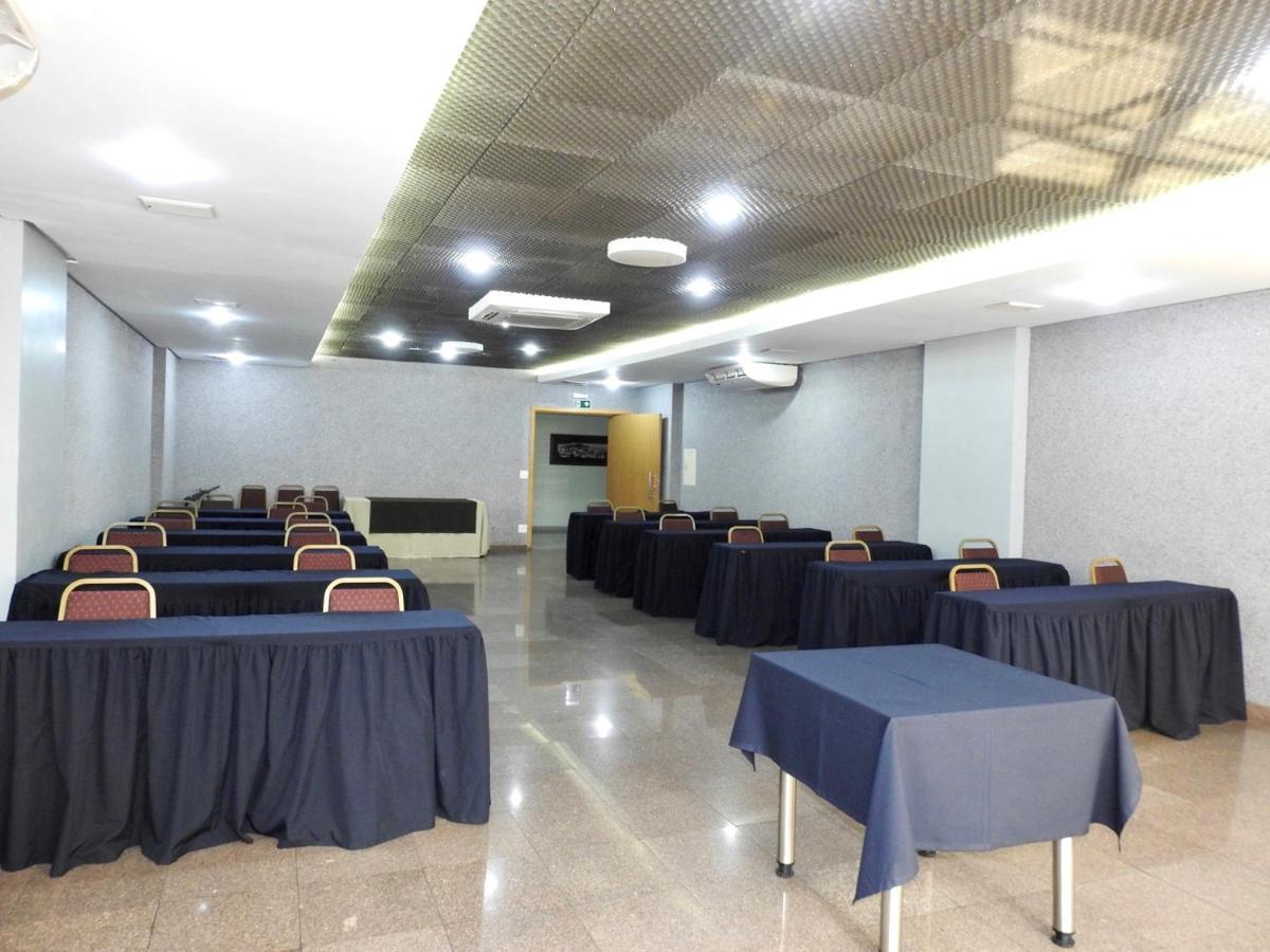 Constantino Hotel e Eventos Juiz de Fora Exterior foto A conference room at the hotel
